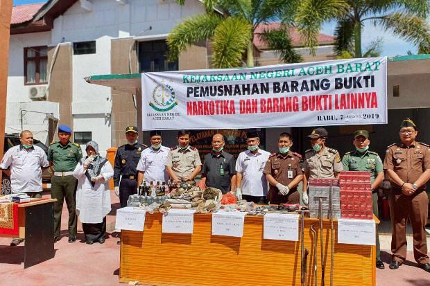 Bea Cukai dan Kejaksaan Musnahkan Ratusan Barang Ilegal