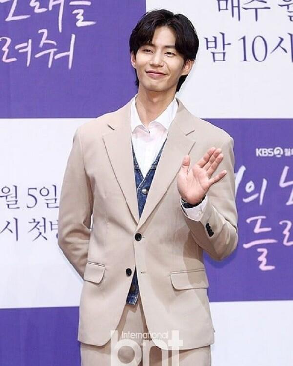 10 Potret Song Jae Rim, Konduktor Kece di KDrama Let Me Hear Your Song
