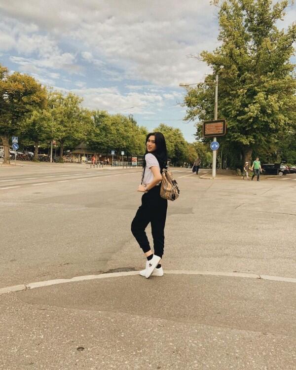 10 Potret Liburan Isyana Sarasvati di Stockholm Swedia, Bak Video Klip