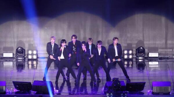 10 Potret Aksi Panggung BTS Tampil di LDF Family Concert 2019, Meriah!