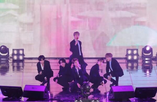 10 Potret Aksi Panggung BTS Tampil di LDF Family Concert 2019, Meriah!