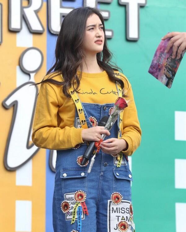 10 Mix & Match Overall ala Selebriti, Fashion Jadul yang Jadi Trend!