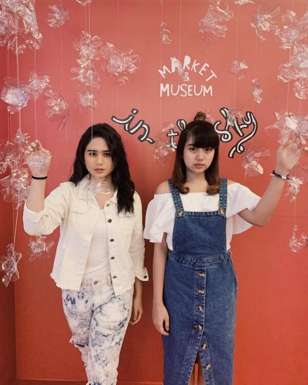 10 Mix & Match Overall ala Selebriti, Fashion Jadul yang Jadi Trend!