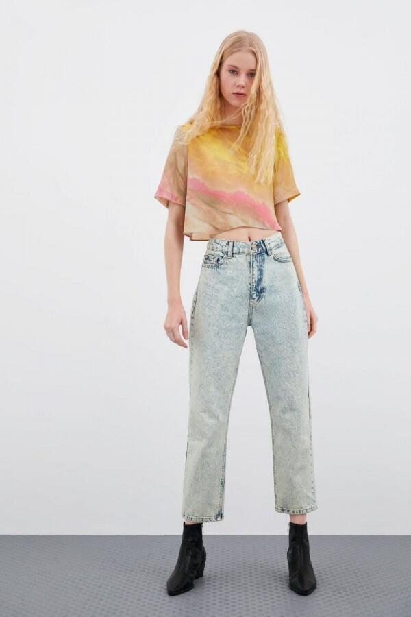9 Ide Mix & Match Tampil Trendi dengan Motif Tie Dye