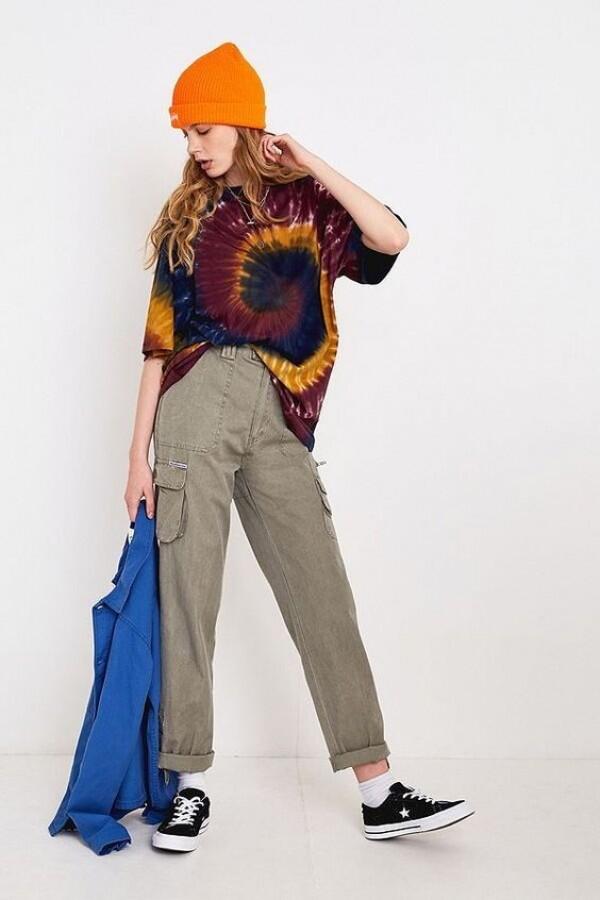 9 Ide Mix & Match Tampil Trendi dengan Motif Tie Dye