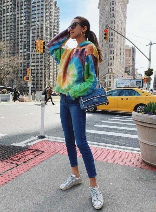 9 Ide Mix & Match Tampil Trendi dengan Motif Tie Dye