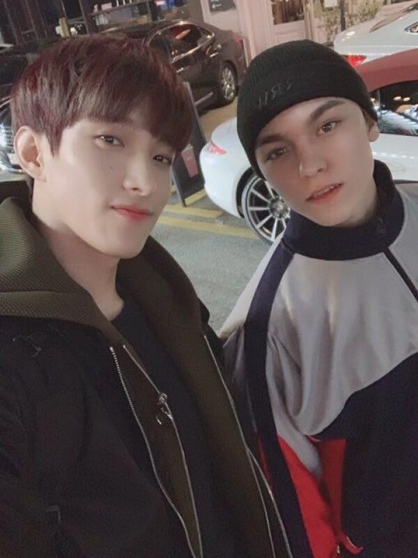 Bagai Adik Kakak, Ini 10 Potret Lengketnya Vernon dan DK Seventeen