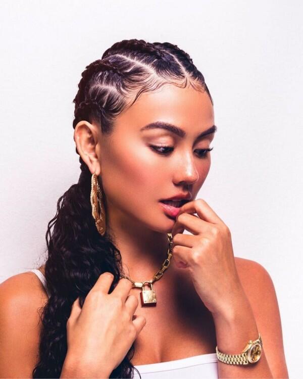 10 Potret Swag Agnez Mo dengan Gaya Rambut Cornrows, Bikin Pangling!