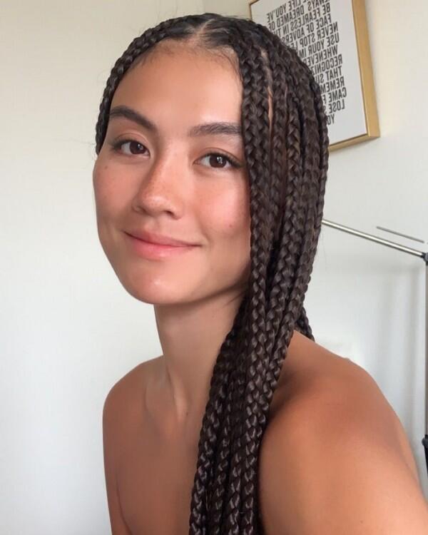 10 Potret Swag Agnez Mo dengan Gaya Rambut Cornrows, Bikin Pangling!