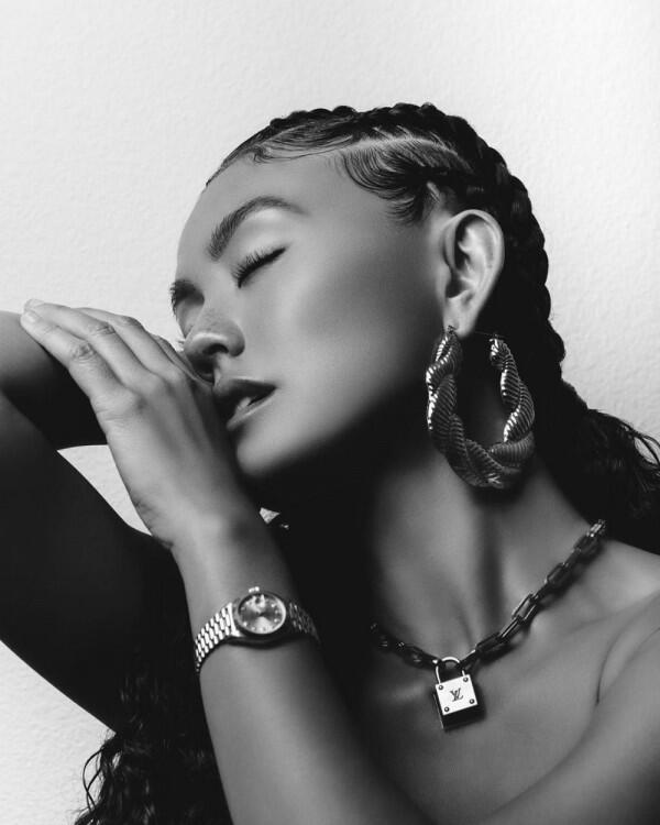 10 Potret Swag Agnez Mo dengan Gaya Rambut Cornrows, Bikin Pangling!