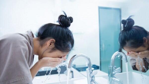 7 Skincare Rutin Terbaik bagi Kamu yang Berusia 20an, Mudah Diterapkan