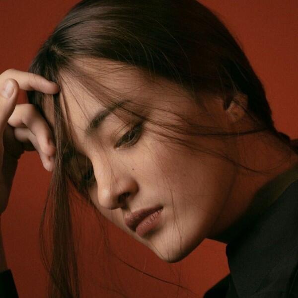 Flawless Abis, Ini 10 Potret Mawar de Jongh dengan Makeup Tipis