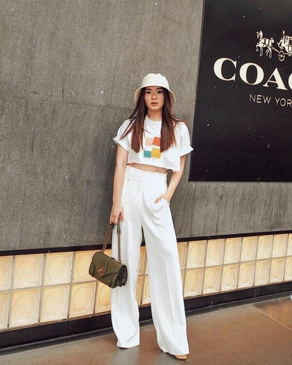 10 Ide Mix and Match Outfit Serba Putih untuk Gaya Minimalis nan Chic