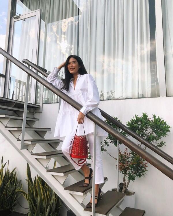 10 Ide Mix and Match Outfit Serba Putih untuk Gaya Minimalis nan Chic