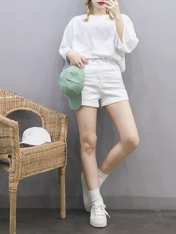 10 Ide Mix and Match Outfit Serba Putih untuk Gaya Minimalis nan Chic