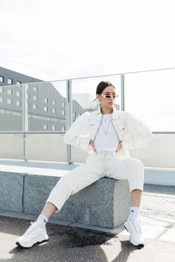 10 Ide Mix and Match Outfit Serba Putih untuk Gaya Minimalis nan Chic