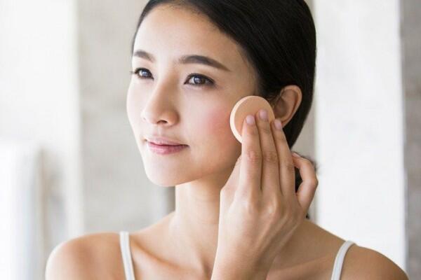 Kulit Tetap Rileks, Ini 5 Tips Makeup untuk Pemilik Kulit Sensitif!