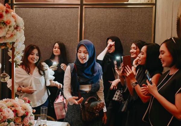 Bertema Tionghoa, 10 Foto Bridal Shower Cut Meyriska & Roger Danuarta