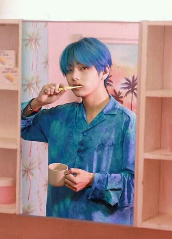 Punya Wajah bak Anime, Ini 9 Potret Keren dan Memesona V BTS