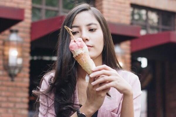 10 Gejala Sebagai Tanda Kamu Terlalu Banyak Makan Gula, Bahaya Lho!