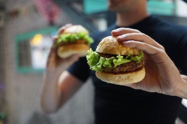 10 Gejala Sebagai Tanda Kamu Terlalu Banyak Makan Gula, Bahaya Lho!