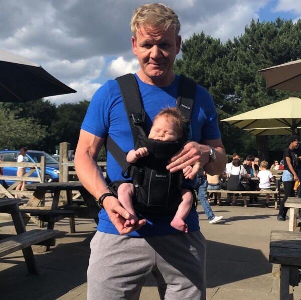 Terkenal Galak, 9 Potret Hangat Chef Seleb Gordon Ramsay & Keluarga