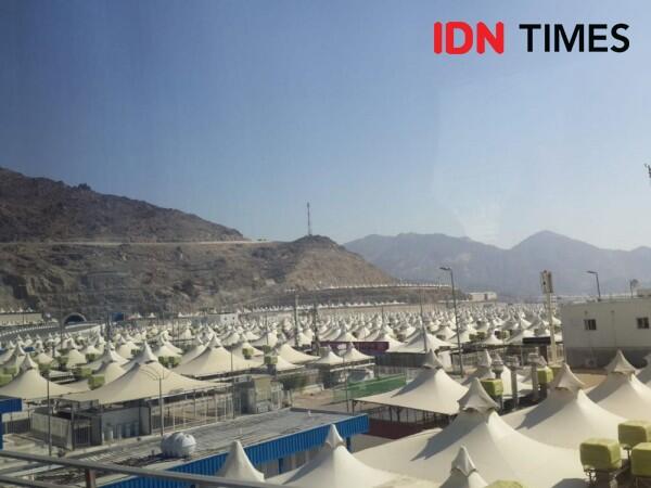 Cegah Dehidrasi, Jemaah Haji Diajak Minum Air Bersama di Arafah