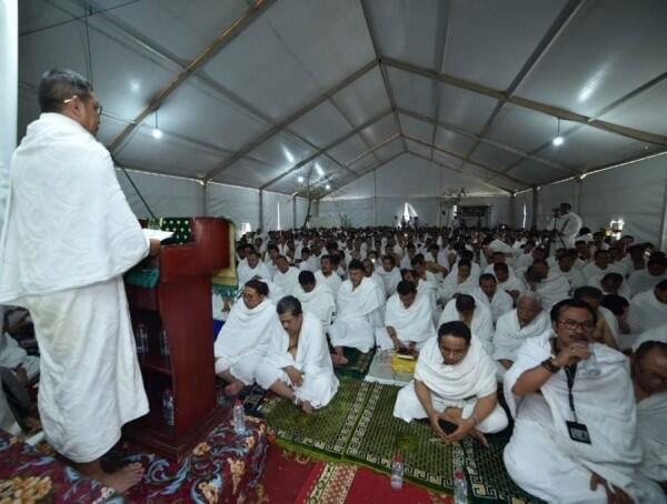 Cegah Dehidrasi, Jemaah Haji Diajak Minum Air Bersama di Arafah