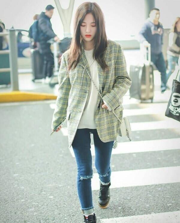 10 Inspirasi Outfit Simpel ala Ju Jingyi, Mantan Idol SNH48