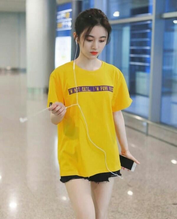 10 Inspirasi Outfit Simpel ala Ju Jingyi, Mantan Idol SNH48