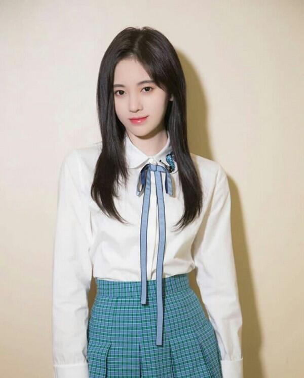 10 Inspirasi Outfit Simpel ala Ju Jingyi, Mantan Idol SNH48