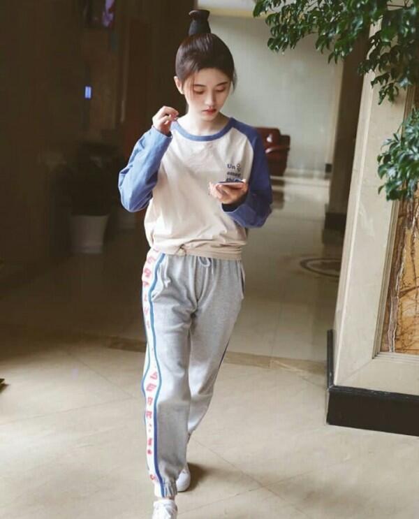 10 Inspirasi Outfit Simpel ala Ju Jingyi, Mantan Idol SNH48