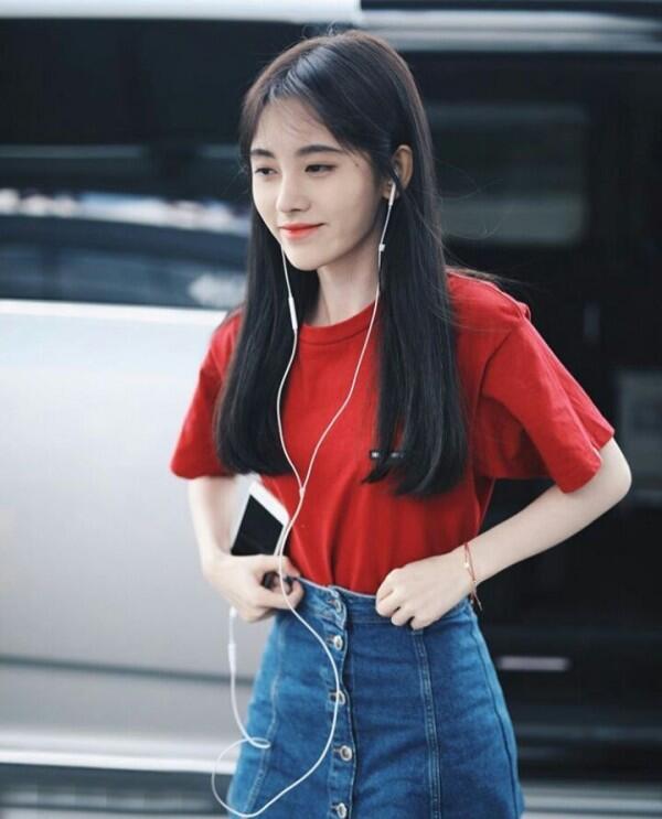 10 Inspirasi Outfit Simpel ala Ju Jingyi, Mantan Idol SNH48