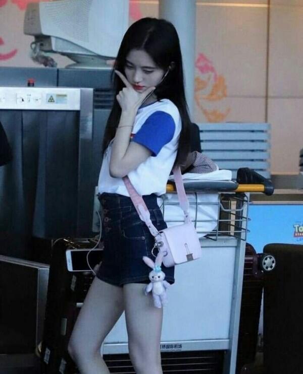 10 Inspirasi Outfit Simpel ala Ju Jingyi, Mantan Idol SNH48