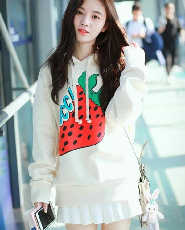 10 Inspirasi Outfit Simpel ala Ju Jingyi, Mantan Idol SNH48