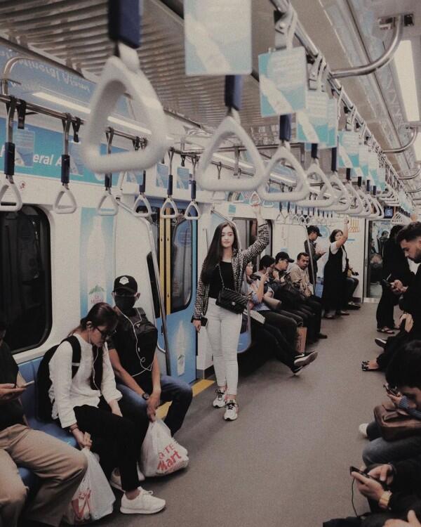 Tampil dengan Sneakers, Ini Dia 9 Ide OOTD Kece ala Ranty Maria