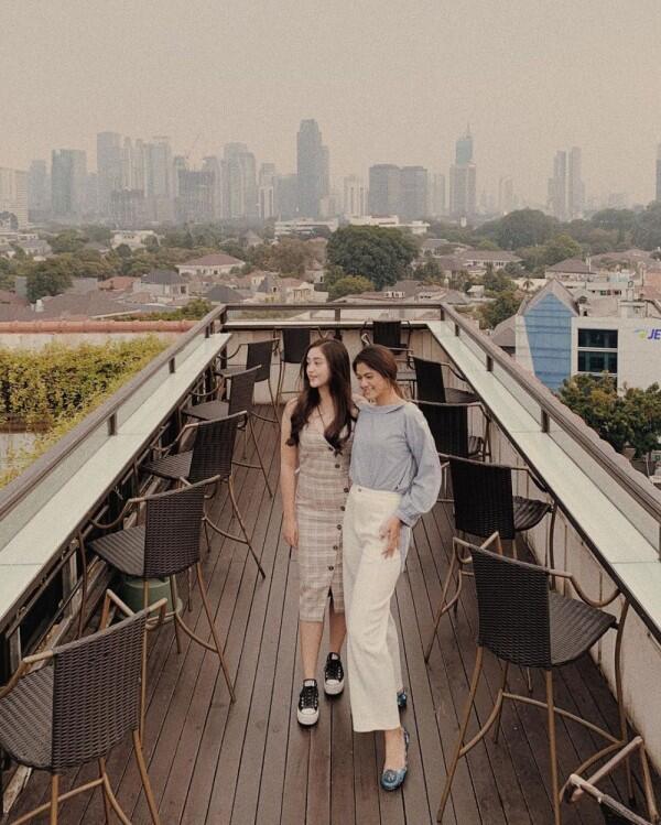 Tampil dengan Sneakers, Ini Dia 9 Ide OOTD Kece ala Ranty Maria