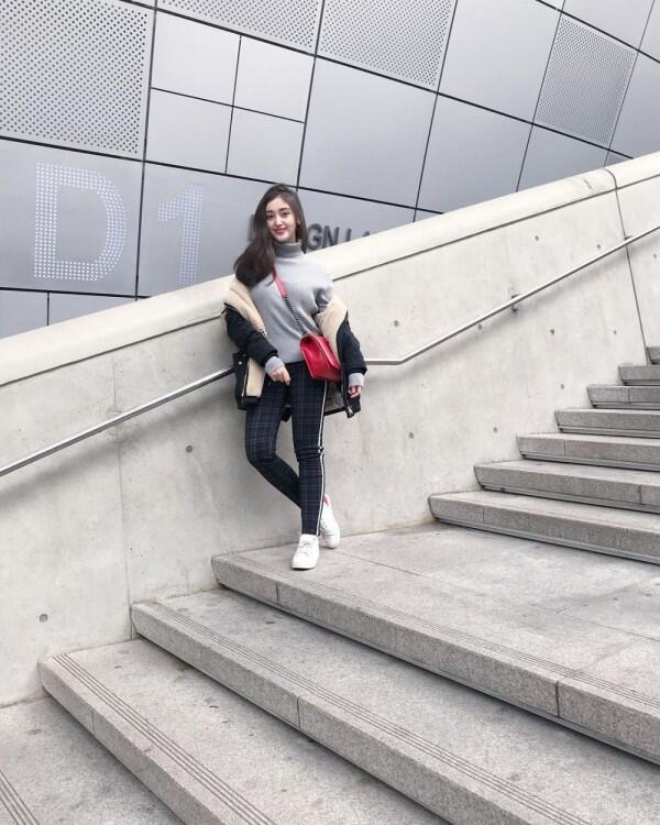 Tampil dengan Sneakers, Ini Dia 9 Ide OOTD Kece ala Ranty Maria