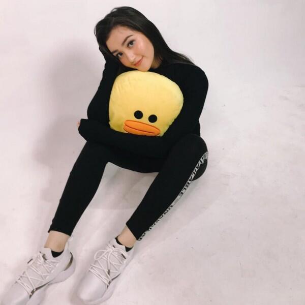 Tampil dengan Sneakers, Ini Dia 9 Ide OOTD Kece ala Ranty Maria