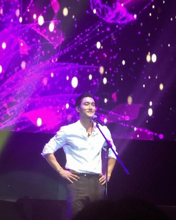 10 Potret Siwon Super Junior di Fanmeeting Pertamanya, Gagah Paripurna