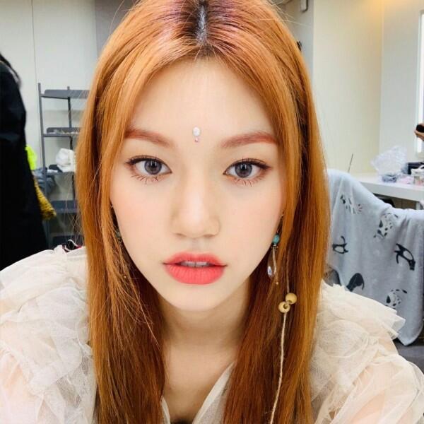 Dibilang Mirip Jedar, 10 Pesona Doyeon Weki Meki yang Cetar Abis!