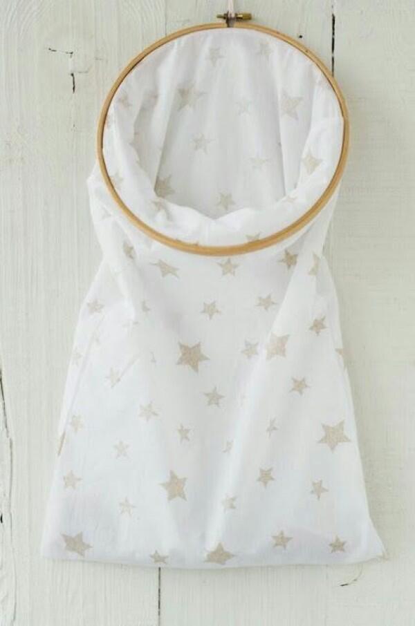 10 DIY Hiasan Dinding dari Embroidery Hoop, Anak Kos Wajib Coba!