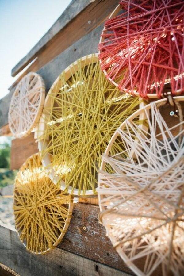 10 DIY Hiasan Dinding dari Embroidery Hoop, Anak Kos Wajib Coba!