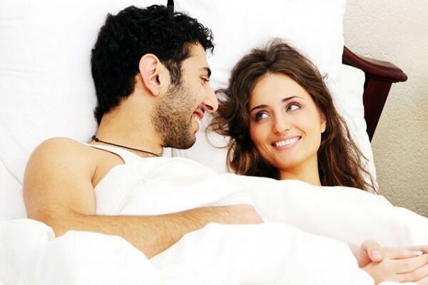 5 Manfaat Pillow Talk, Bikin Makin Erat Sama Pasangan