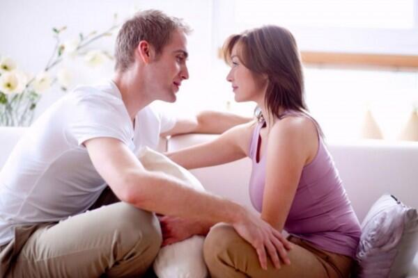 5 Manfaat Pillow Talk, Bikin Makin Erat Sama Pasangan