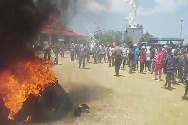 Pelantikan Bupati Terpilih Tak Pasti, Massa Demo Besar-besaran