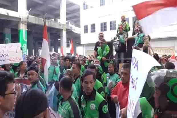 Orderan Sepi, Driver Gojek Demo Kantor Perwakilan di Medan