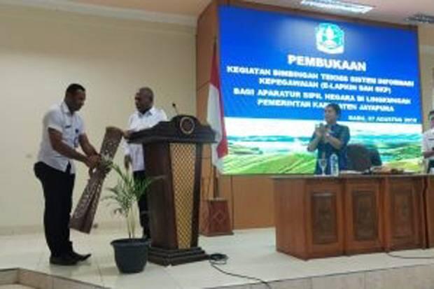 Bupati Mathius Awoitauw: ASN Harus Kerja Keras Layani Masyarakat