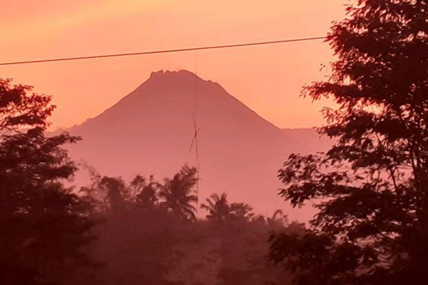 Status Waspada, Gunung Merapi Muntahkan Lava Pijar Sejauh 550 Meter
