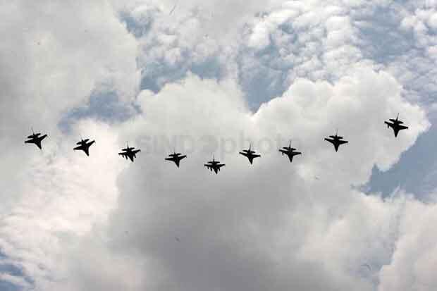 Pesawat Tempur F16 dan T50i Golden Eagle Seliwer di Langit Jakarta